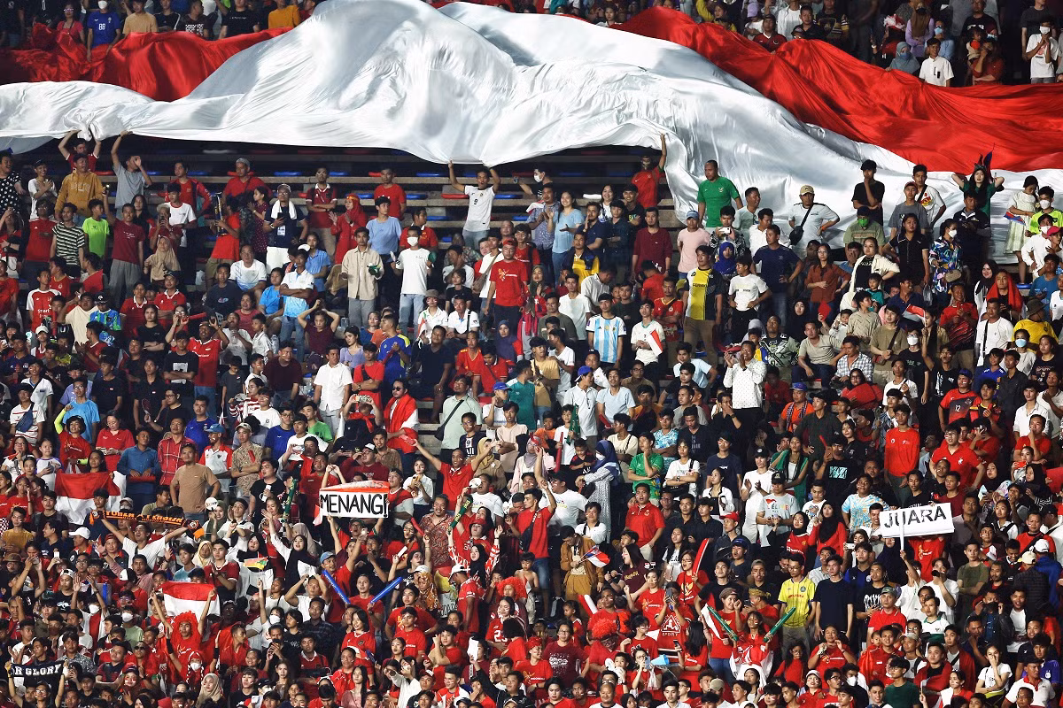 kerahkan-suporter-timnas-indonesia-merahkan-sugbk-erick-thohir-jangan-pakai-atribut-biru-putih-cO5NzI3eGS.jpg