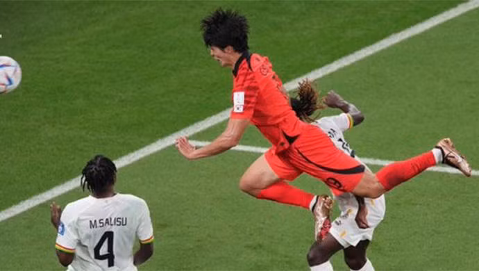 Cho Gue-sung trong pha bay người gỡ hòa 2-2 cho Hàn Quốc khi gặp Ghana