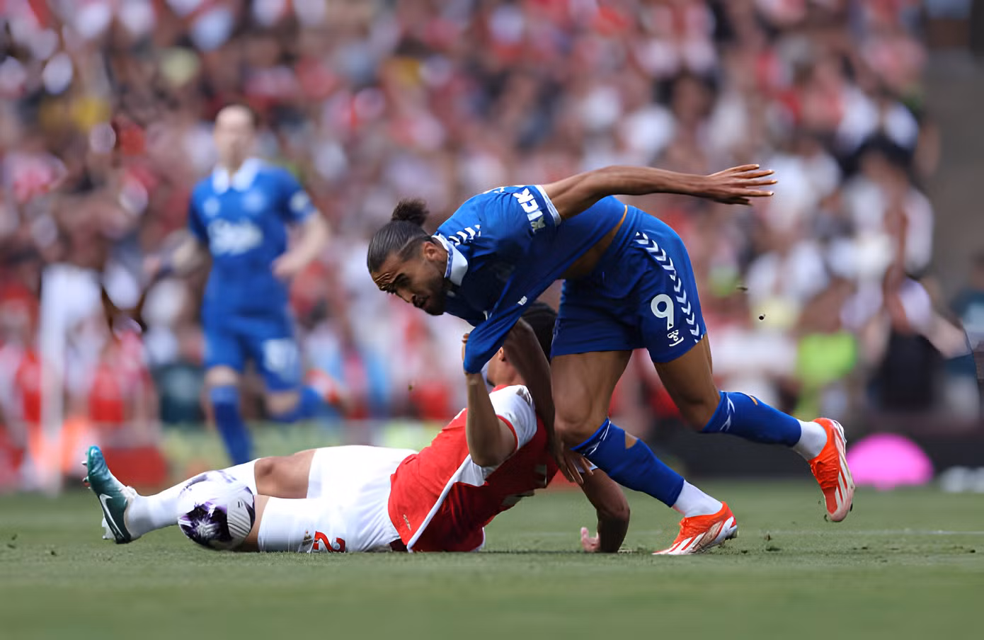 Giành chiến thắng trước Everton 2-1, Arsenal vẫn ngậm ngùi nhìn Man City nâng cúp vô địch ảnh 6