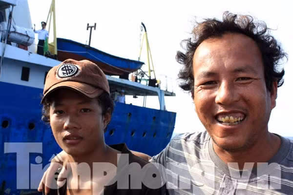 Ông Mai Phụng Lưu (phải) và con trai trong ngày trở về, giữa vùng biển Hoàng Sa