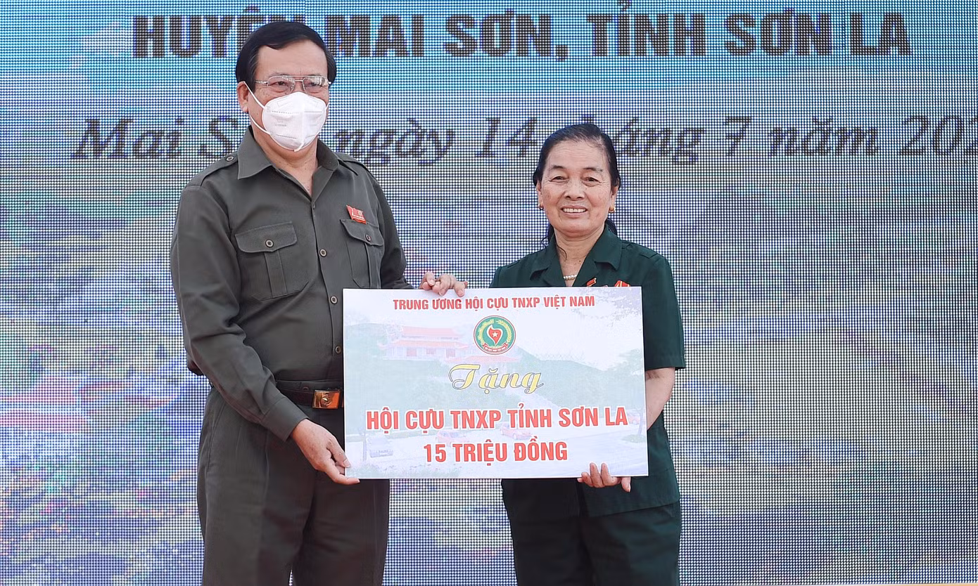 T.Ư Hội Cựu TNXP Việt Nam trao tặng 15 triệu đồng đến Hội Cựu TNXP tỉnh Sơn La. Trong ảnh, ông Vũ Trọng Kim - Chủ tịch T.Ư Hội Cựu TNXP Việt Nam trao tặng.