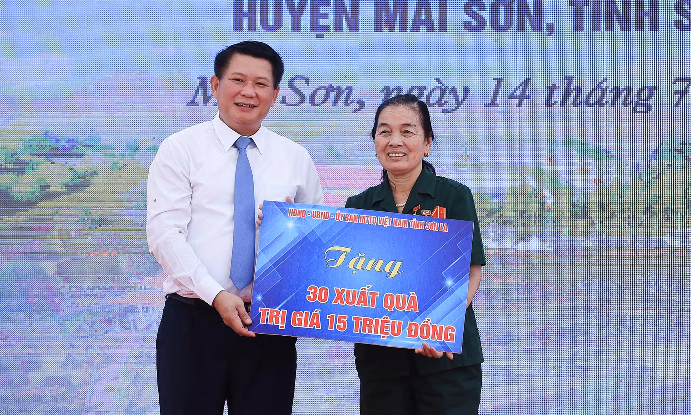 UBND tỉnh Sơn La tặng tặng 30 suất quà cho hội viên cựu TNXP có hoàn cảnh khó khăn. Trong ảnh, ông Lò Minh Hùng trao tặng.