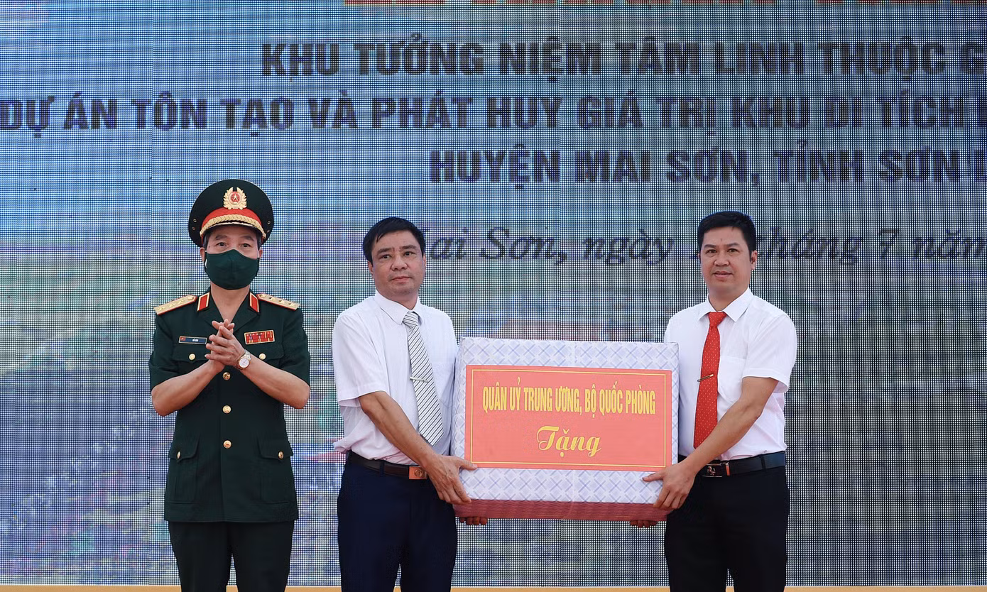 Bộ Quốc phòng đã tặng 45 suất quà cho hội viên Cựu TNXP tỉnh Sơn La có hoàn cảnh khó khăn và những nhân chứng lịch sử TNXP từng tham gia chiến đấu tại Ngã ba Cò Nòi. Thượng tướng Đỗ Căn trao tặng.