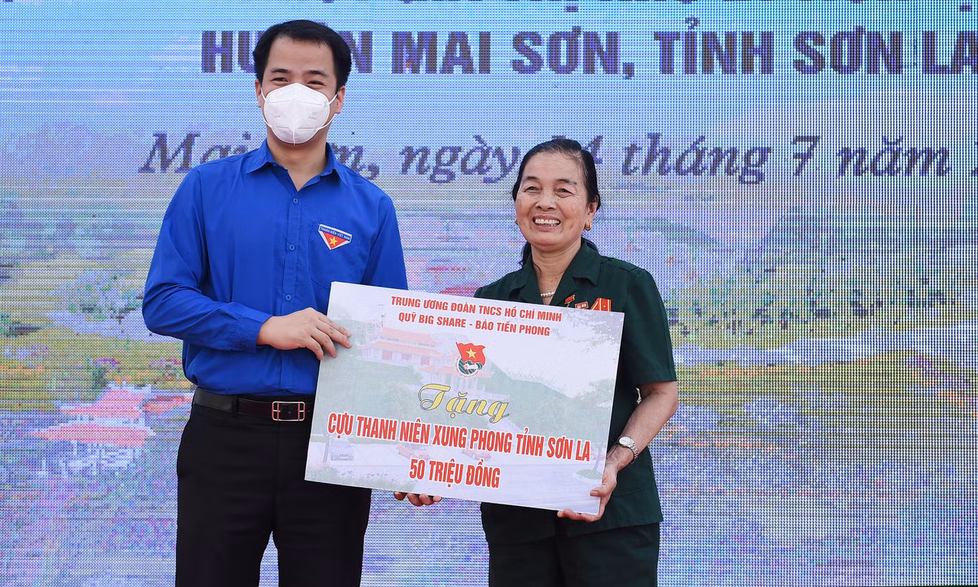 Dịp này, T.Ư Đoàn, Quỹ BIG SHARE thông qua Báo Tiền Phong trao 50 triệu đồng cho Hội Cựu TNXP tỉnh Sơn La. Trong ảnh, anh Ngô Văn Cương - Bí thư T.Ư Đoàn trao tặng biển tượng trưng.