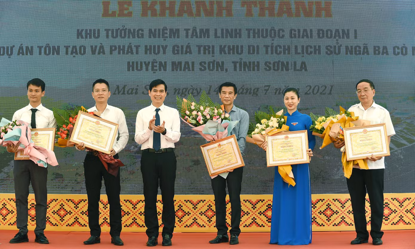 UBND tỉnh Sơn La đã tặng Bằng khen 5 tập thể có nhiều thành tích đóng góp xây dựng Khu tưởng niệm tâm linh Di tích lịch sử Ngã ba Cò Nòi giai đoạn I.