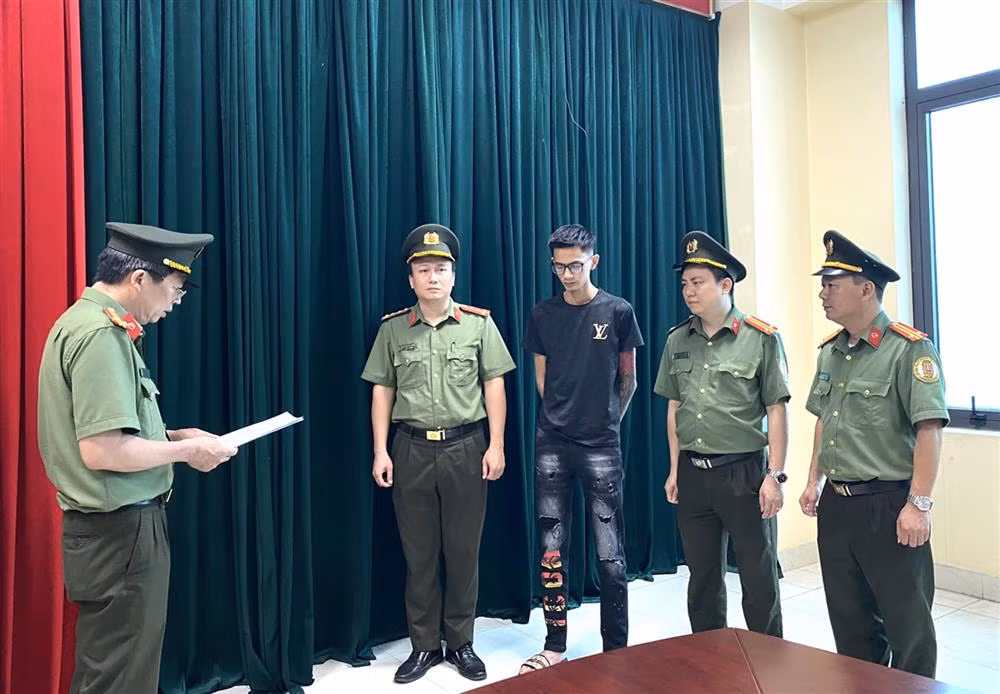 Cơ quan An ninh điều tra Công an tỉnh Phú Thọ tống đạt quyết định và lệnh đối với Phan Quang Tùng. Ảnh: CACC. Cơ quan An ninh điều tra Công an tỉnh Phú Thọ tống đạt quyết định và lệnh đối với Phan Quang Tùng. Ảnh: CACC.