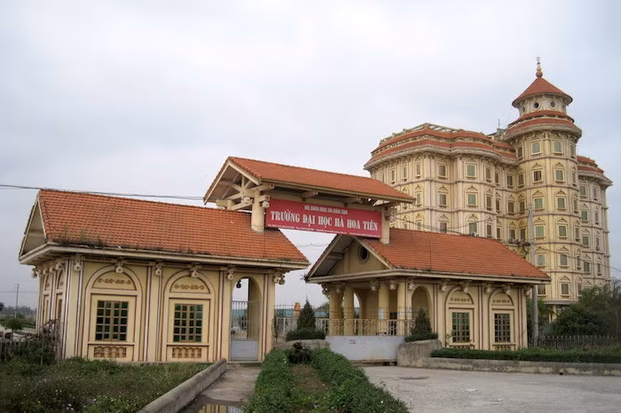 Trường Đại học Hà Hoa Tiên ở Hà Nam.