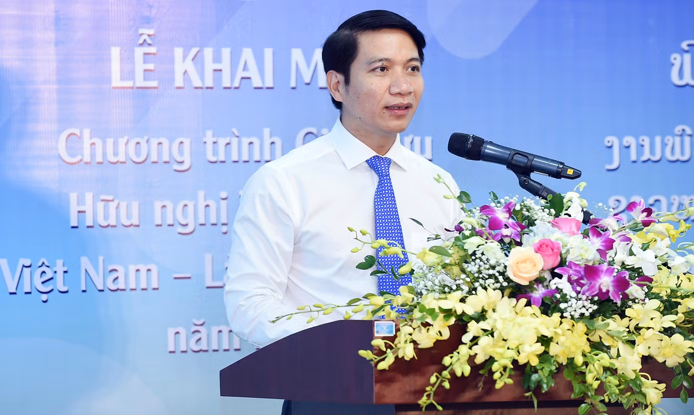 Phát biểu khai mạc, anh Nguyễn Ngọc Lương - Bí thư T.Ư Đoàn, Chủ tịch Hội LHTN Việt Nam cho biết: Trong bối cảnh dịch COVID-19 diễn biến phức tạp trong hai năm qua, Đoàn Thanh niên và Hội LHTN của ba nước đã có nhiều sáng kiến, đổi mới trong phương thức liên hệ, trao đổi thông tin và trợ giúp lẫn nhau. Chương trình Giao lưu Thanh niên Việt Nam - Lào - Campuchia theo hình thức trực tuyến là sự khẳng định cho mối quan hệ hữu nghị sắt son, bền chặt của tổ chức thanh niên ba nước chúng ta. Các chủ đề thảo luận tại chương trình giao lưu lần này thiết thực, bổ ích, được giới trẻ ba nước quan tâm, đánh giá cao.
