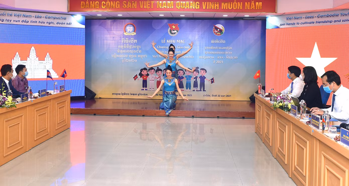 Dự chương trình có anh Nguyễn Ngọc Lương - Bí thư T.Ư Đoàn TNCS Hồ Chí Minh, Chủ tịch Hội LHTN Việt Nam, Chủ tịch Hội đồng đội T.Ư; anh Hun Many - Chủ tịch Hội LHTN Campuchia; anh Thoong chăn Phu Mu Phăn - Phó Bí thư T.Ư Đoàn TNNDCM Lào, Phó Chủ tịch Hội LHTN Lào. Cùng các cán bộ trẻ của Đại sứ quán Lào và Đại sứ quán Campuchia tại Việt Nam; các bạn thanh niên, sinh viên tiêu biểu của ba nước Việt Nam – Lào – Campuchia.