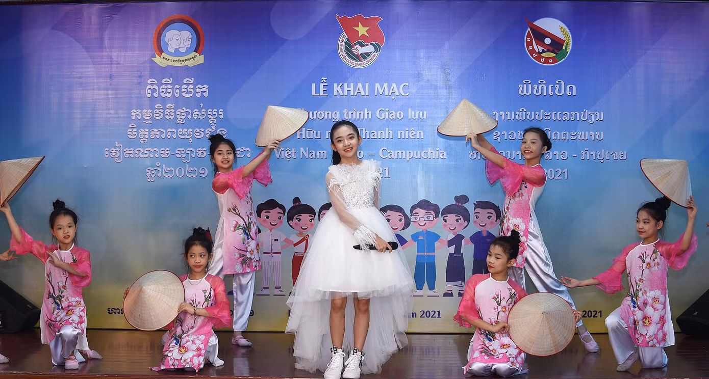 Ngày 22/10, Trung ương Đoàn TNCS Hồ Chí Minh tổ chức khai mạc chương trình "Giao lưu hữu nghị thanh niên Việt Nam – Lào – Campuchia" năm 2021 theo hình thức trực tuyến tại các điểm cầu của ba nước.