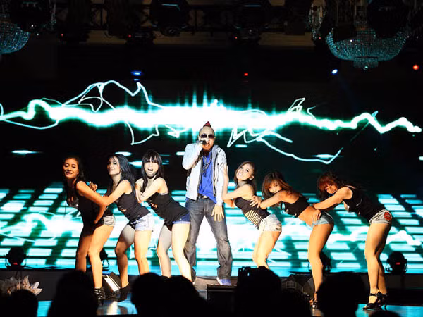 Rapper Antoneus Maximus trình diễn sôi động trên sân khấu