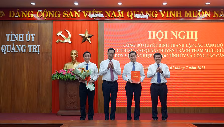 Bí thư Tỉnh uỷ Quảng Trị Lê Ngọc Quang trao quyết định thành lập Đảng bộ các cơ quan Đảng tỉnh Quảng Trị.