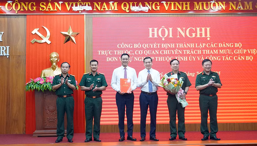 Bí thư Tỉnh uỷ Lê Ngọc Quang nhận quyết định chỉ định giữ chức Bí thư Đảng uỷ Quân sự tỉnh Quảng Trị.