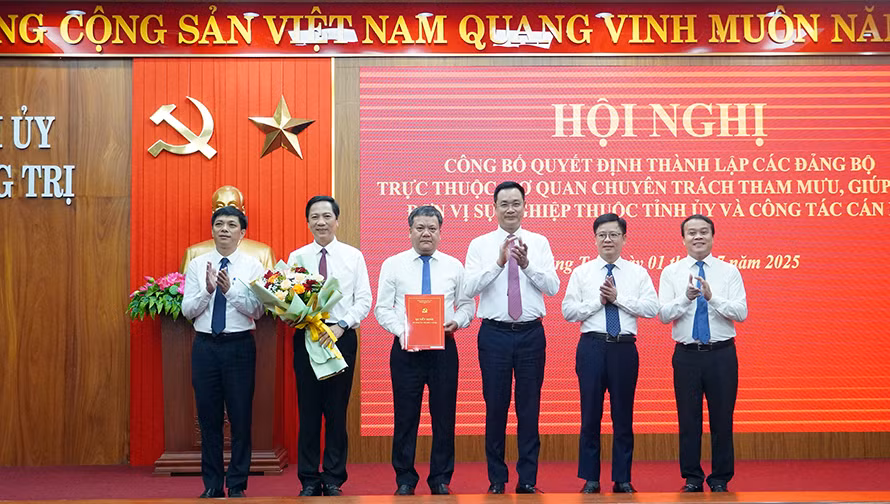 Bí thư Tỉnh uỷ Quảng Trị Lê Ngọc Quang trao quyết định thành lập Đảng bộ UBND tỉnh Quảng Trị.