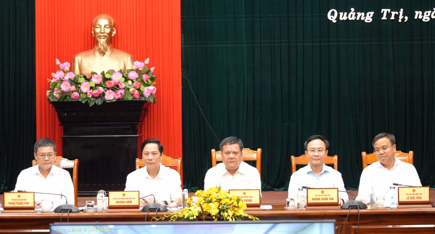 Chủ tịch UBND tỉnh Quảng Trị Trần Phong (giữa) cùng các Phó Chủ tịch điều hành phiên họp thường kỳ UBND tỉnh Quảng Trị lần đầu tiên sau hợp nhất. Chủ tịch UBND tỉnh Quảng Trị Trần Phong (giữa) cùng các Phó Chủ tịch điều hành phiên họp thường kỳ UBND tỉnh Quảng Trị lần đầu tiên sau hợp nhất.