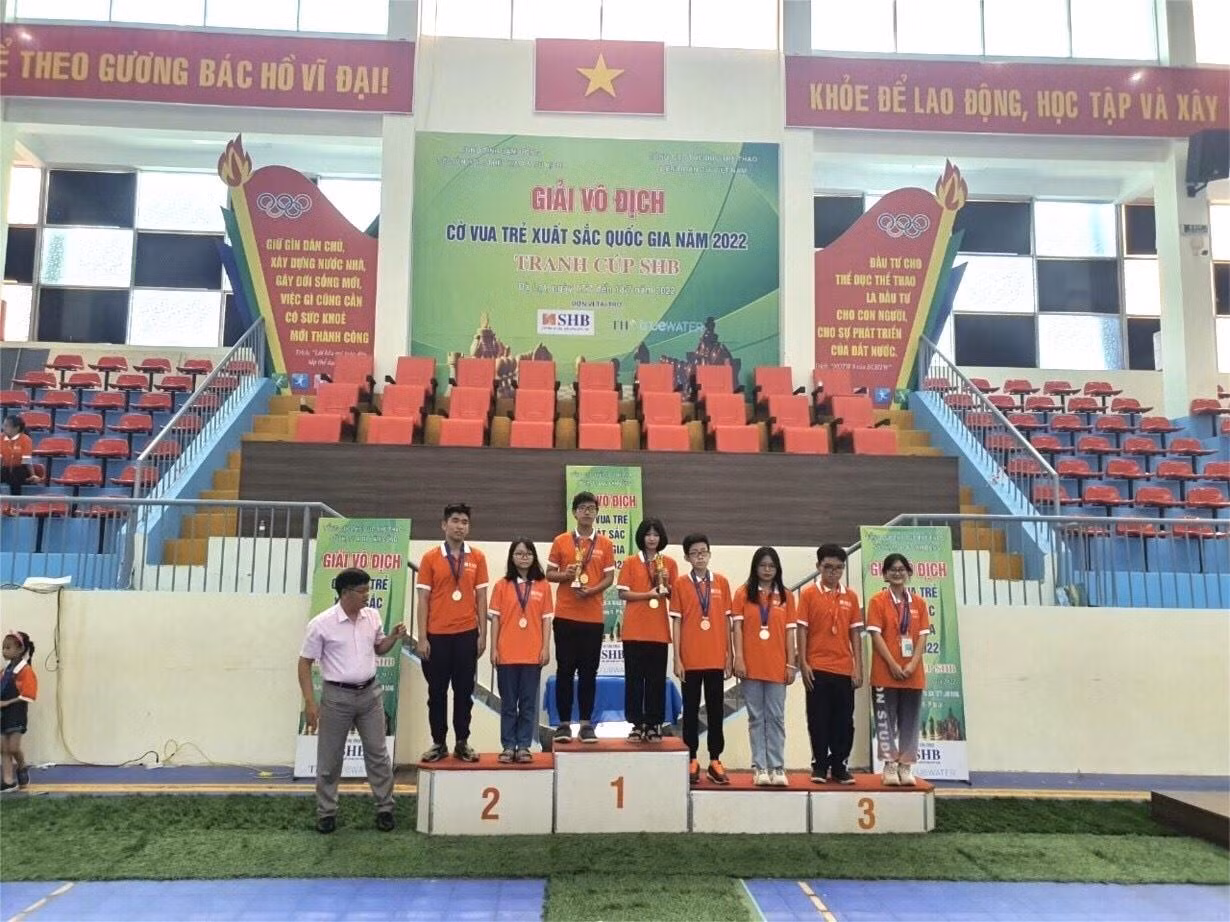 Hoàng Minh Hiếu xuất sắc khi giành được huy chương Vàng tại giải vô địch Cờ vua trẻ xuất sắc Quốc gia năm 2022. Hoàng Minh Hiếu xuất sắc khi giành được huy chương Vàng tại giải vô địch Cờ vua trẻ xuất sắc Quốc gia năm 2022.