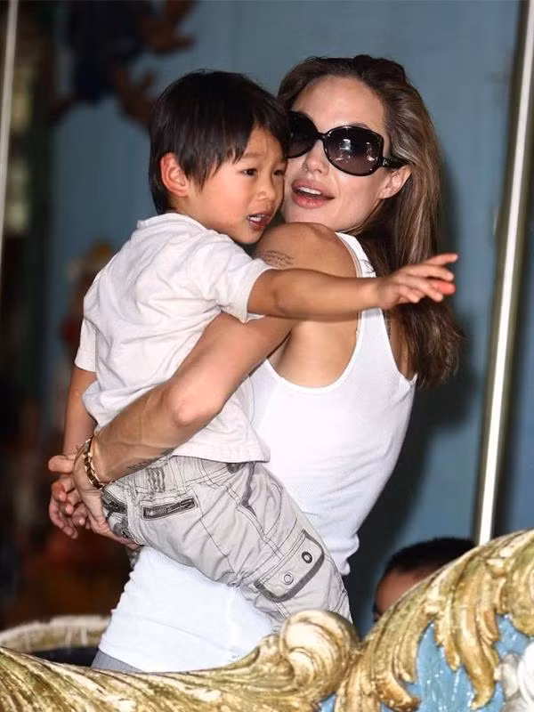 Pax được Angelina nhận nuôi vào năm 2017. Pax được Angelina nhận nuôi vào năm 2017.