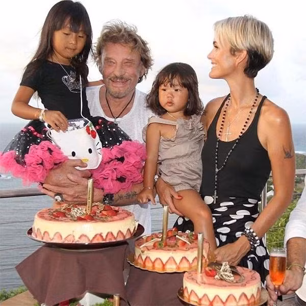 Hai cô bé người Việt được cặp vợ chồng danh ca Johnny Hallyday nhận nuôi. Hai cô bé người Việt được cặp vợ chồng danh ca Johnny Hallyday nhận nuôi.
