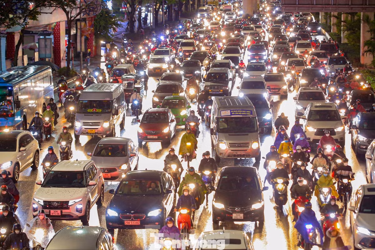 Ùn tắc giao thông ở Hà Nội gây nhức nhối (ảnh: Duy Phạm). Ùn tắc giao thông ở Hà Nội gây nhức nhối (ảnh: Duy Phạm).