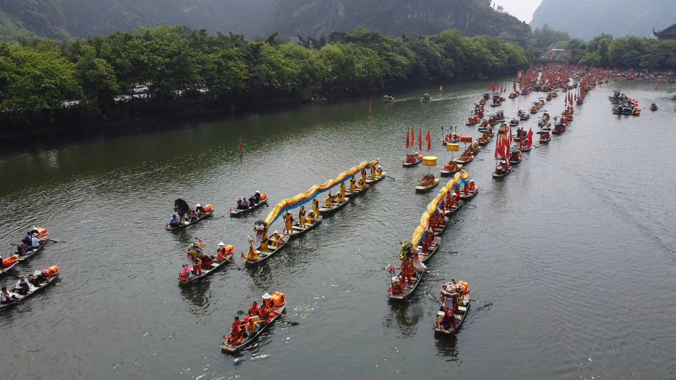Hàng nghìn người dân và du khách đã tham gia vào hành trình rước rồng, với đội hình gồm đội trống nhảy, đội rồng, cờ tế, kèn tây... Ban tổ chức cũng đã huy động 150 chiếc xe điện để phục vụ cho đoàn rước. Ảnh: Như Ý.