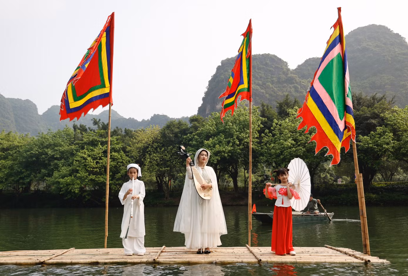 Lễ hội Tràng An là một dịp truyền thống được tổ chức hàng năm nhằm tôn vinh và tri ân Đức Thánh Quý Minh Đại Vương cùng các vị tiên đế, các bậc tiền nhân đã có công trong việc xây dựng và bảo vệ đất nước.