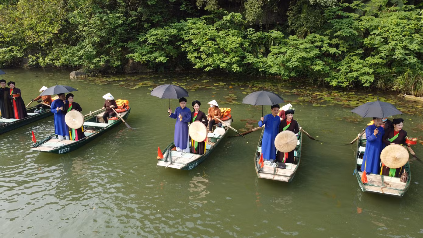 Chương trình biểu diễn có sự tham gia của nhiều đoàn nghệ thuật đặc sắc từ khắp nơi trong và ngoài tỉnh, bao gồm quan họ, ví dặm, nhã nhạc cung đình Huế, cồng chiêng Tây Nguyên, hát xẩm, hát chèo, múa sạp... với hơn 600 nghệ nhân, nghệ sĩ cùng khoảng 2.000 người tham gia biểu diễn và rước rồng, trống, đội tế lễ. Ảnh: Như Ý.