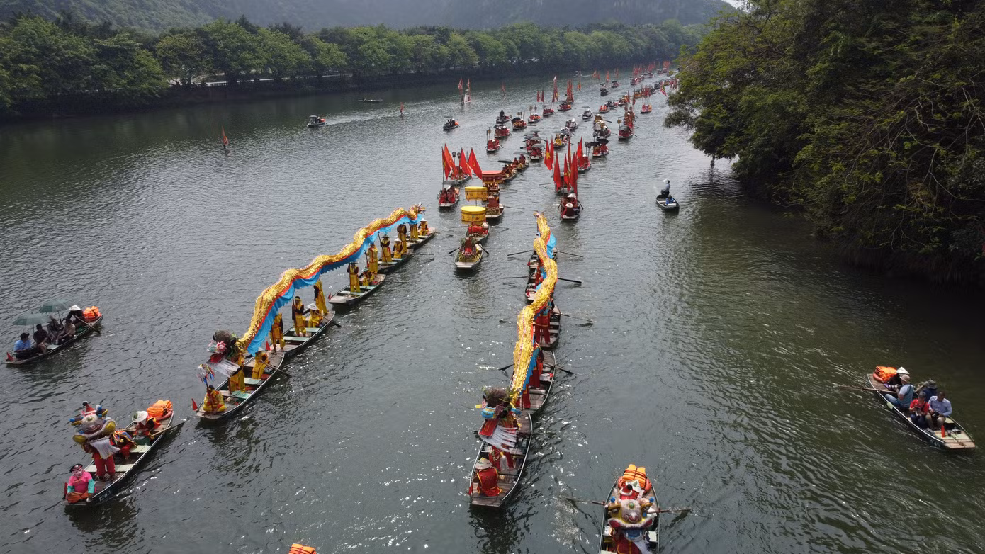 Với sự hòa quyện độc đáo đó, Tràng An là điểm đến của những người muốn khám phá và chiêm bái những di tích lịch sử và các công trình tôn giáo, như đền Nội Lâm và Hành cung Vũ Lâm. Đền Suối Tiên, với ngôi đền thờ thánh Quý Minh Đại Vương, cũng là một điểm nổi bật thu hút du khách. Lễ hội Tràng An, diễn ra vào ngày 18 tháng 3 âm lịch hàng năm, không chỉ là dịp để tôn vinh các giá trị văn hóa và thiên nhiên của khu vực này, mà còn là cơ hội để nhấn mạnh về ý nghĩa của việc bảo vệ môi trường và tạo ra mối liên kết giữa con người và thiên nhiên.