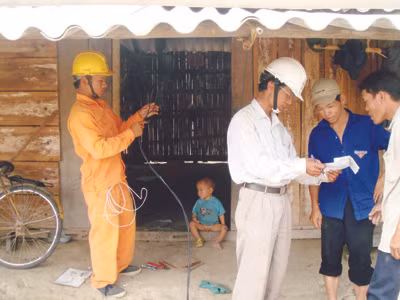 Nhân viên ngành điện giải thích thủ tục đăng ký mua điện giá thấp cho người dân Ảnh: Thanh Thúy