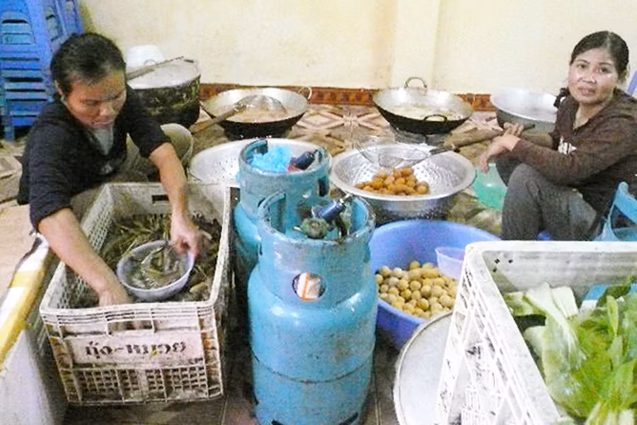 Hình ảnh tại một cơ sở nấu cỗ thuê 