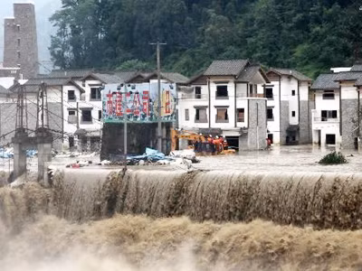 Các tòa nhà ở tỉnh Tứ Xuyên bị ngập do mưa to tuần trước. Tính đến ngày 15-8, ít nhất 38 người bị mất tích do lũ và lở đất