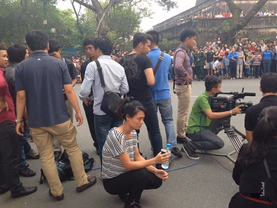 Đây là 'chị gái' được nhắc đến trong status. Bạn đọc có thể dễ nhận ra bạn quay phim mặc áo nõn chuối có mặt trong bức ảnh 'tự sướng' ở trên
