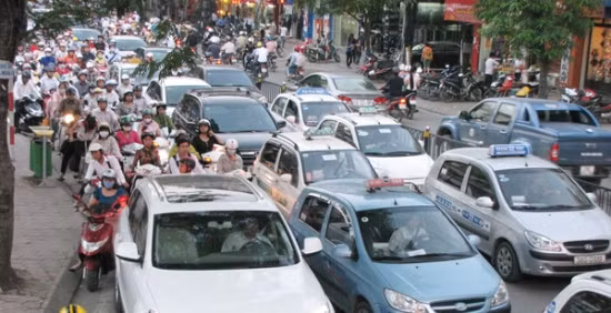 Ô tô dàn hàng ngang, lấn chiếm hết phần đường của các phương tiện khác. Ảnh: Trường Phong