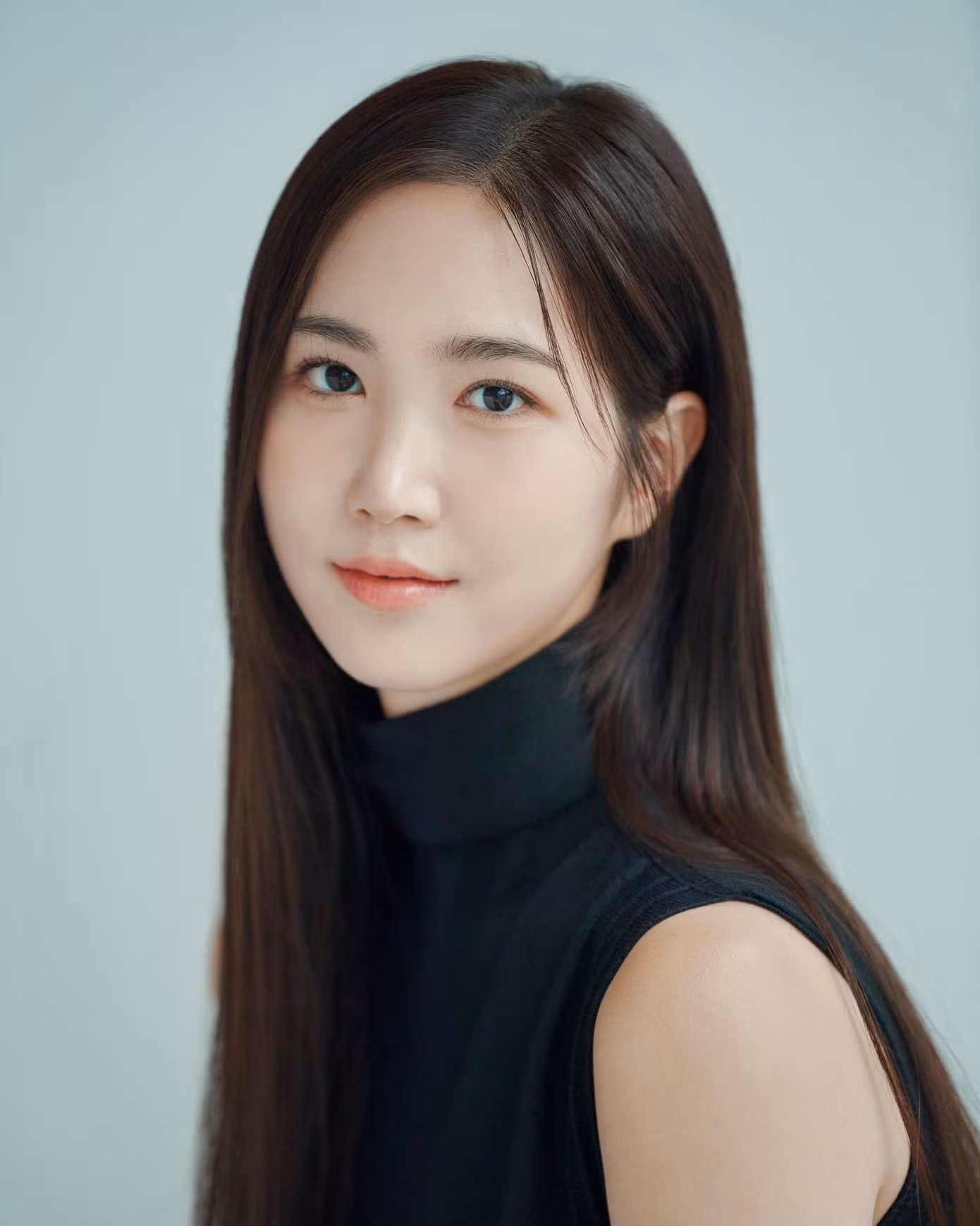 Hong Yoo Kyung được biết đến là nữ thần tượng có gương mặt ấn tượng với những đường nét hài hoà. Dù để mặt mộc hay trang điểm kĩ càng, cô đều khiến người đối diện cảm thấy thu hút. Đặc biệt, da của Hong Yoo Kyung cũng tương đối mịn màng, gần như không có khuyết điểm.