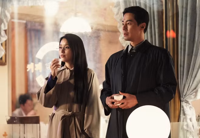 Jo In Sung cũng thể hiện 'bản năng tinh nghịch' của mình cả khi hợp tác với Han Hyo Joo, tạo ra một bầu không khí rộn tiếng cười trên trường quay bằng cách tung ra những câu ứng khẩu vui nhộn.