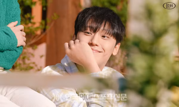 Lee Do Hyun được mệnh danh là "Ông hoàng melo thế hệ mới". Lee Do Hyun được mệnh danh là "Ông hoàng melo thế hệ mới".