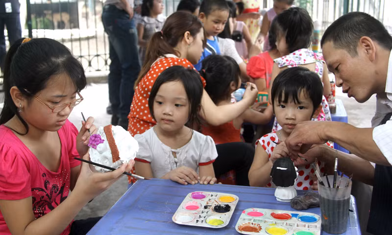 Các bé thoải mái trong các hoạt động vui chơi như tô vẽ tượng