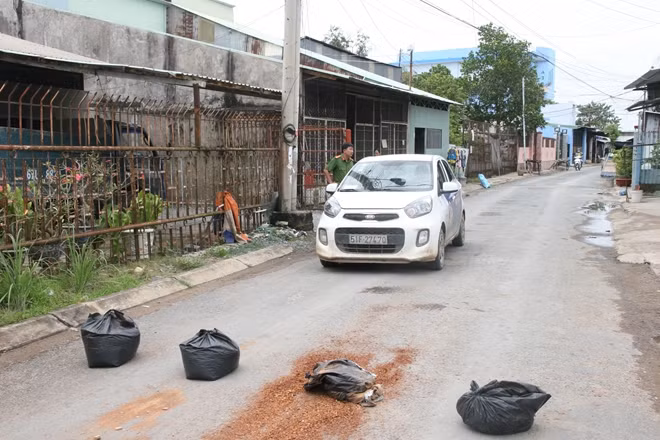Thanh niên táo tợn chặn ô tô, dùng đá đập vỡ cửa kính cướp tài sản ảnh 2