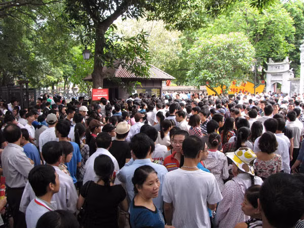 Hàng ngàn sĩ tử và người thân đổ về Văn Miếu Quốc Tử Giám sáng nay, 2 - 7. Ảnh Trường Phong