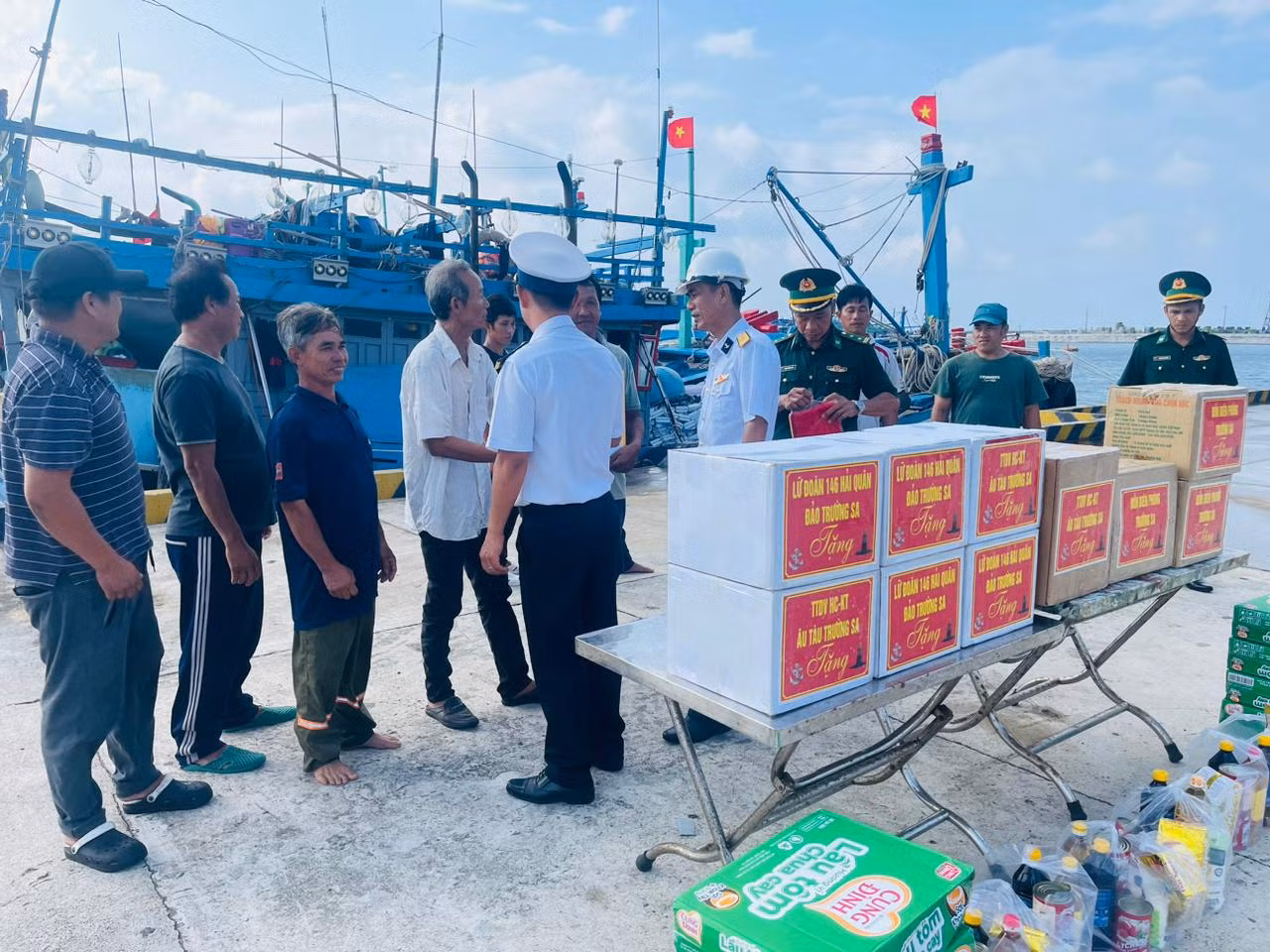 Lãnh đạo, chỉ huy đảo Trường Sa, Đồn Biên phòng 394 và âu tàu 129 tặng quà cho ngư dân. Lãnh đạo, chỉ huy đảo Trường Sa, Đồn Biên phòng 394 và âu tàu 129 tặng quà cho ngư dân.