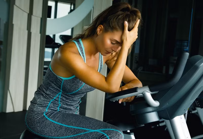 Tập luyện quá sức sẽ khiến cơ thể bị cạn kiệt năng lượng, xương khớp mỏi mệt đau nhức. Tập luyện quá sức sẽ khiến cơ thể bị cạn kiệt năng lượng, xương khớp mỏi mệt đau nhức.
