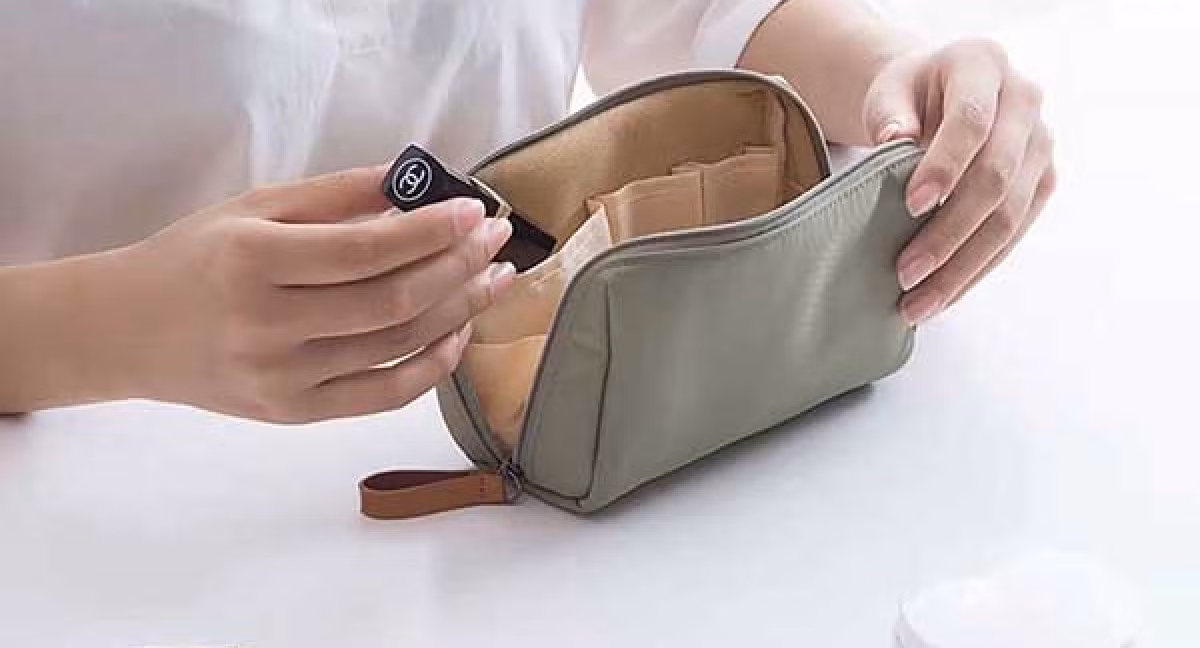 Luôn kiểm tra lại túi đựng mỹ phẩm trước khi ra khỏi nhà.