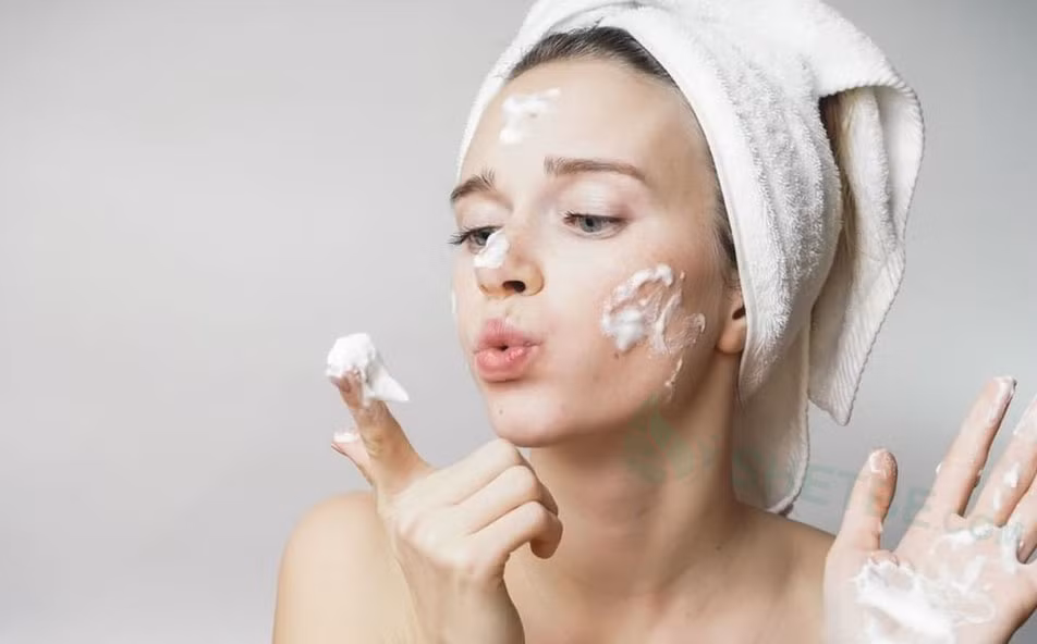 Hãy rửa mặt thật sạch bằng sữa rửa mặt dạng hạt.
