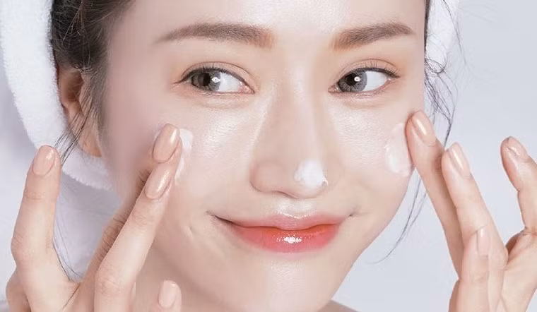 Hãy dùng ngón tay trỏ lấy càng ít kem nền càng tốt.
