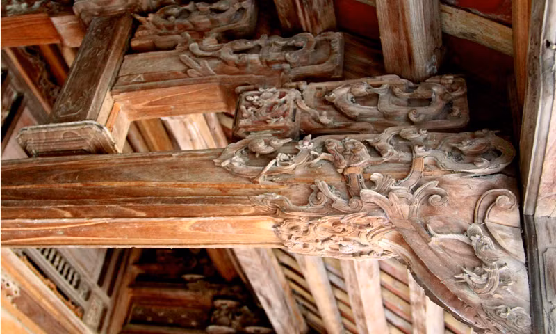 Hoa văn chạm trổ chủ được chia thành nhiều tầng lớp