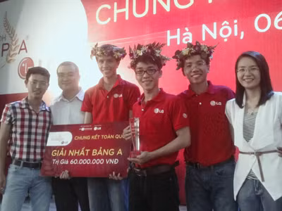  Nhóm nhận giải thưởng trong cuộc thi Olympic