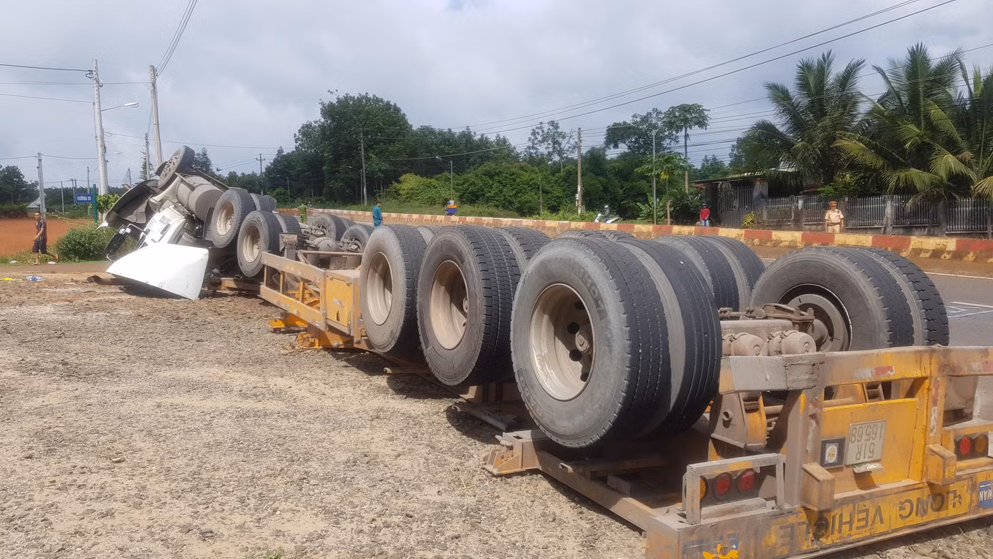 Container lật ngửa, tài xế được cứu trong tình trạng nguy kịch ảnh 1