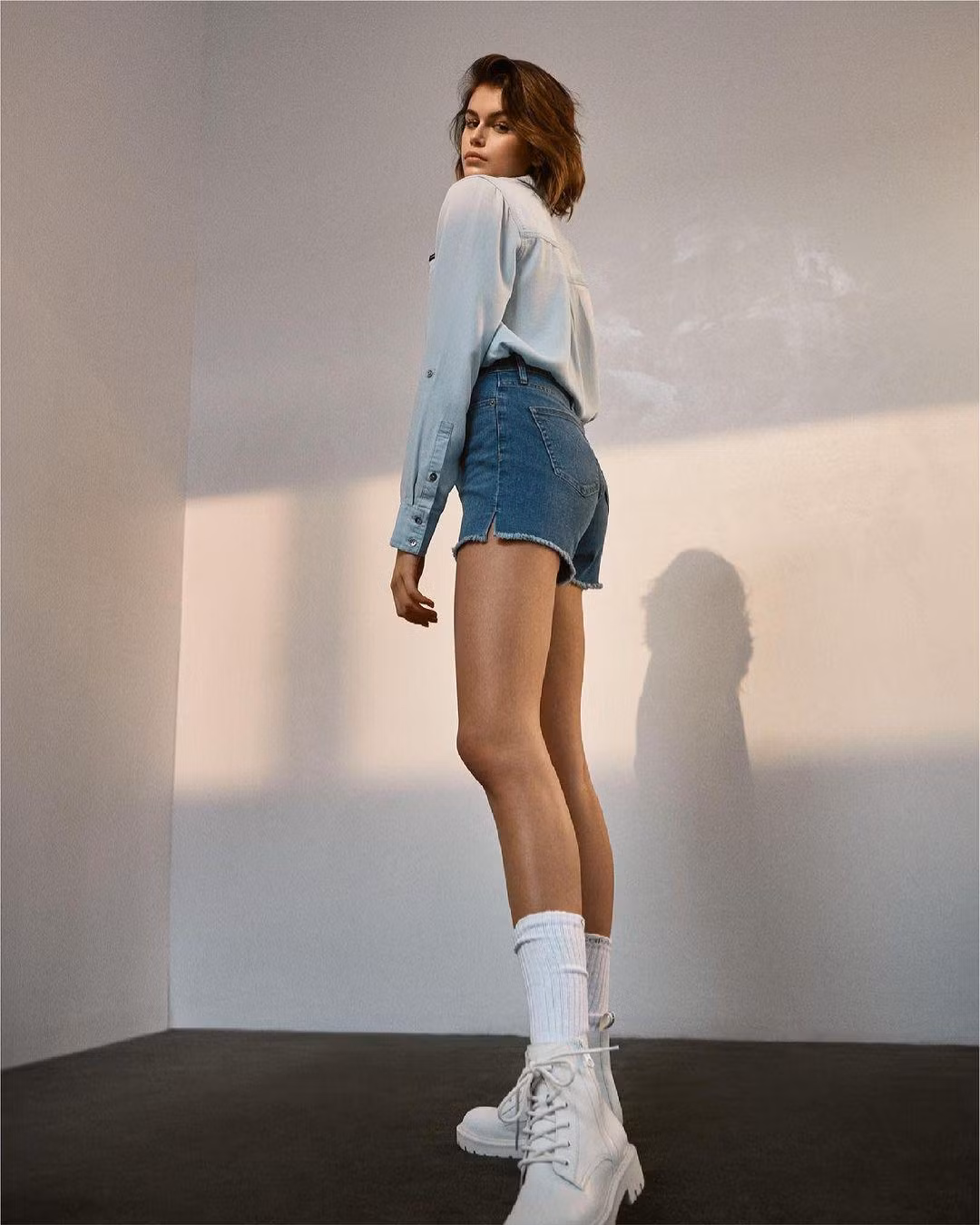 Kaia bắt đầu sự nghiệp người mẫu vào năm 16 tuổi trong bộ sưu tập Calvin Klein 2017 của Raf Simons. Kể từ đó, người đẹp sinh năm 2001 vẫn luôn gắn bó với thương hiệu nổi tiếng ở Mỹ này. Tận dụng tốt lợi thế "con nhà nòi", Kaia ngày càng có vị thế vững chắc trong làng mẫu, không bị lu mờ bởi danh tiếng của mẹ ruột.