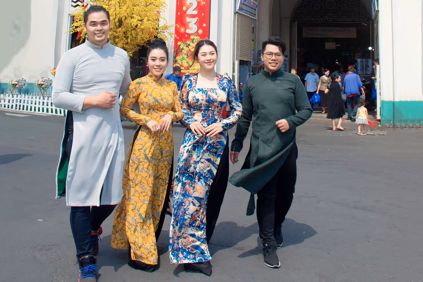 Những thiết kế áo dài đơn giản của nhà thiết kế Huy Doãn luôn mang đậm nét văn hóa dân tộc Việt Nam.