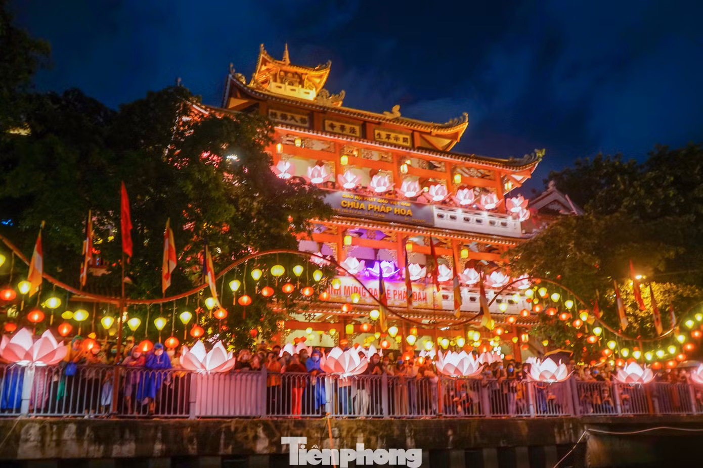 Tối ngày 12/5 tại chùa Pháp Hoa trên đường Trường Sa (quận 3) đã diễn ra lễ hội thả đèn hoa đăng mừng đại lễ Phật đản, thu hút rất đông người tham gia.