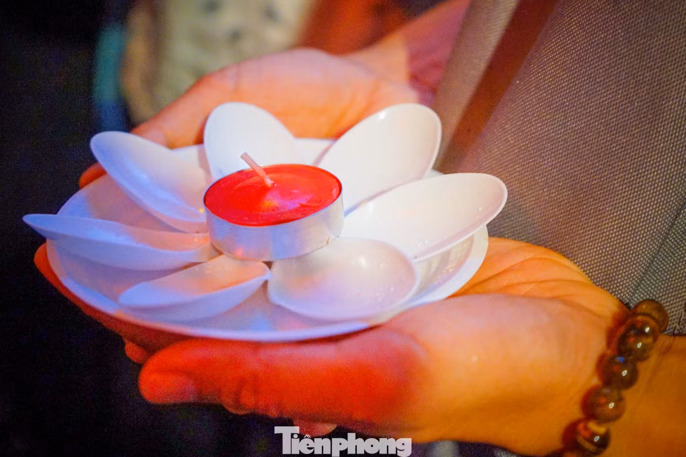 Thả hoa đăng là hoạt động tâm linh nhằm mục đích chính là cầu nguyện những điều tốt lành cho bản thân và mọi người. Sau khi thắp nến và cầu nguyện, những chiếc đèn hoa đăng sẽ được mọi người thả trôi theo dòng nước như mang theo những mong ước của người thả đến với Phật.